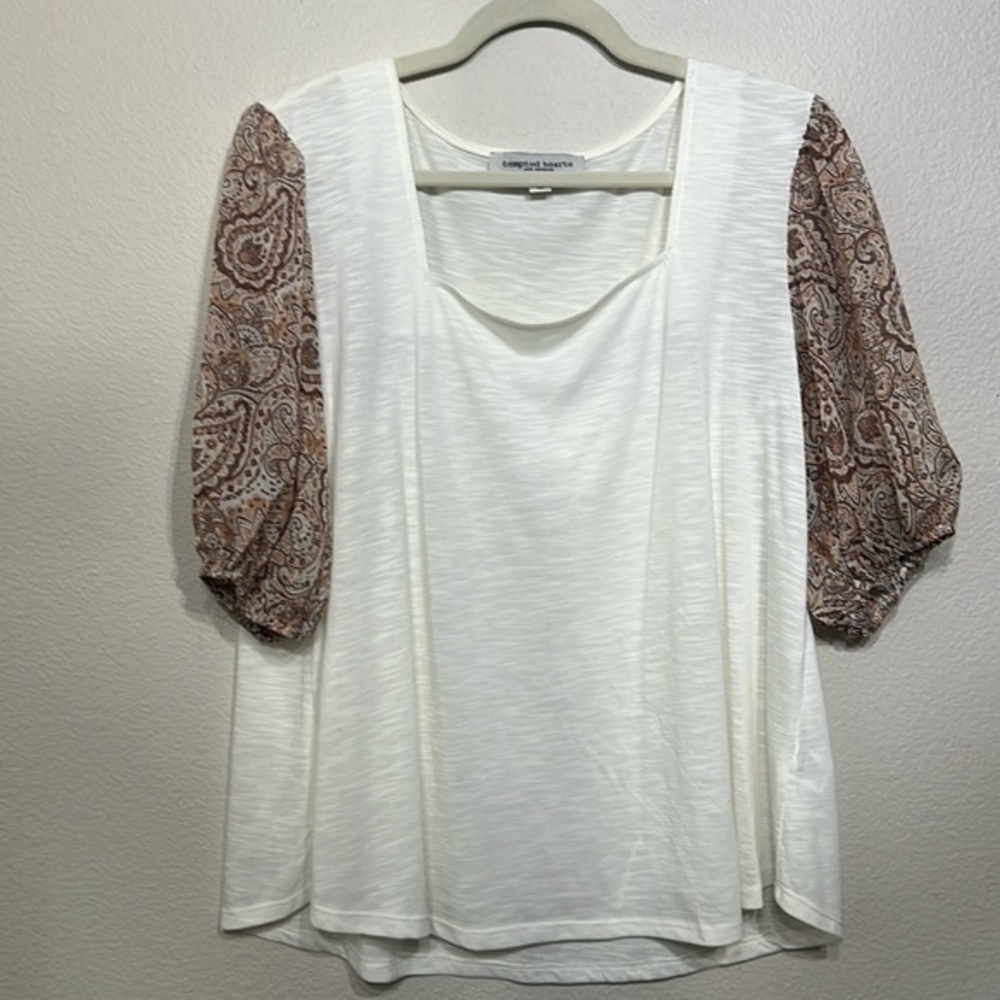 Off white blouse with pretty semi sheer printed sleeves. Size xl EUC